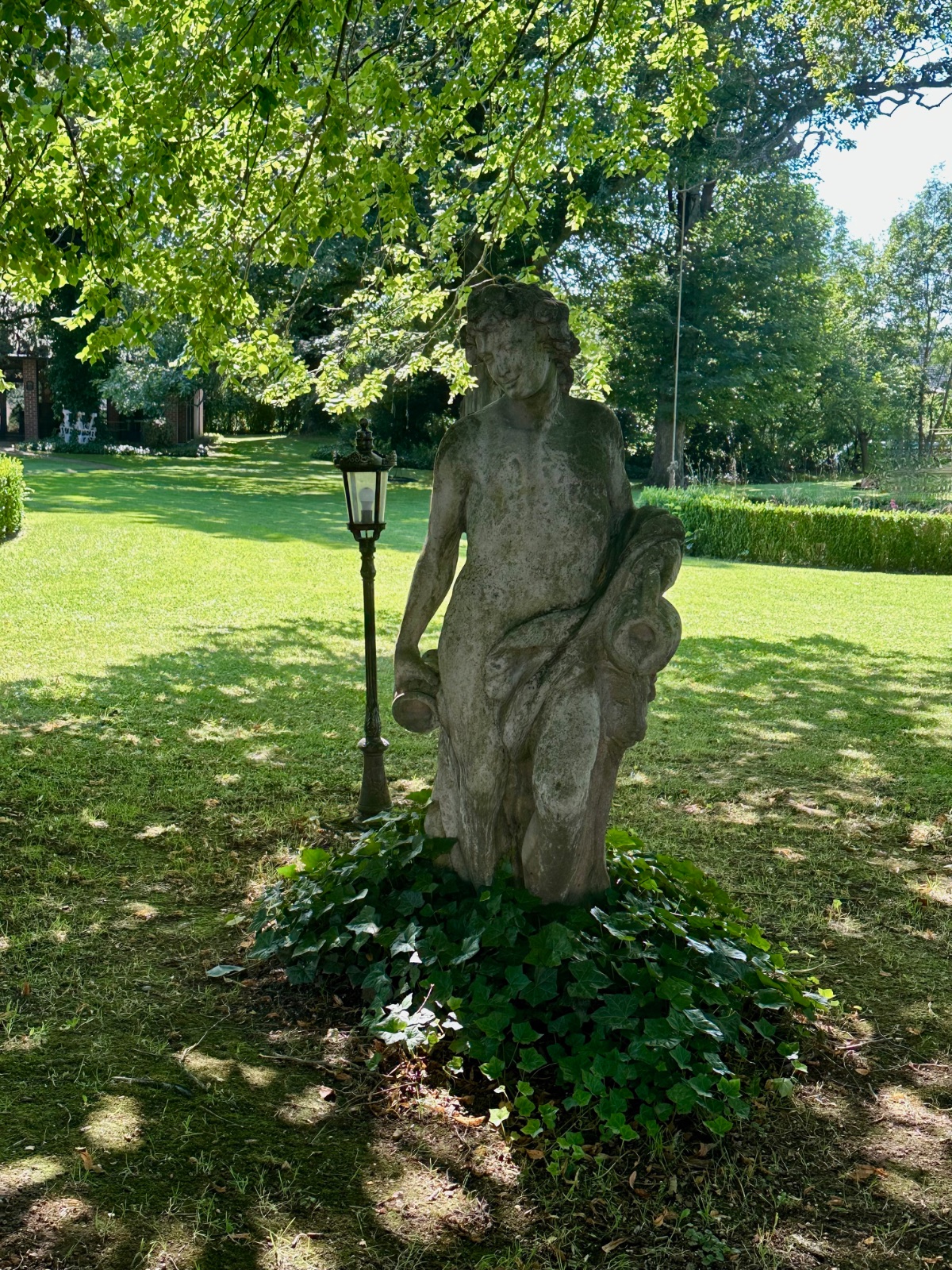 Gartenfigur im Park