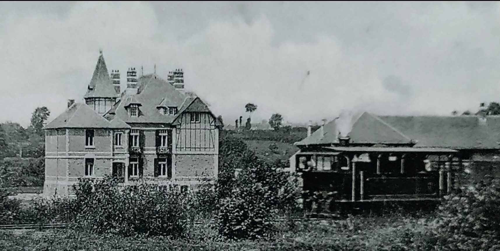 Historische Aufnahme des Schlosses mit dem Vicinal, um 1913