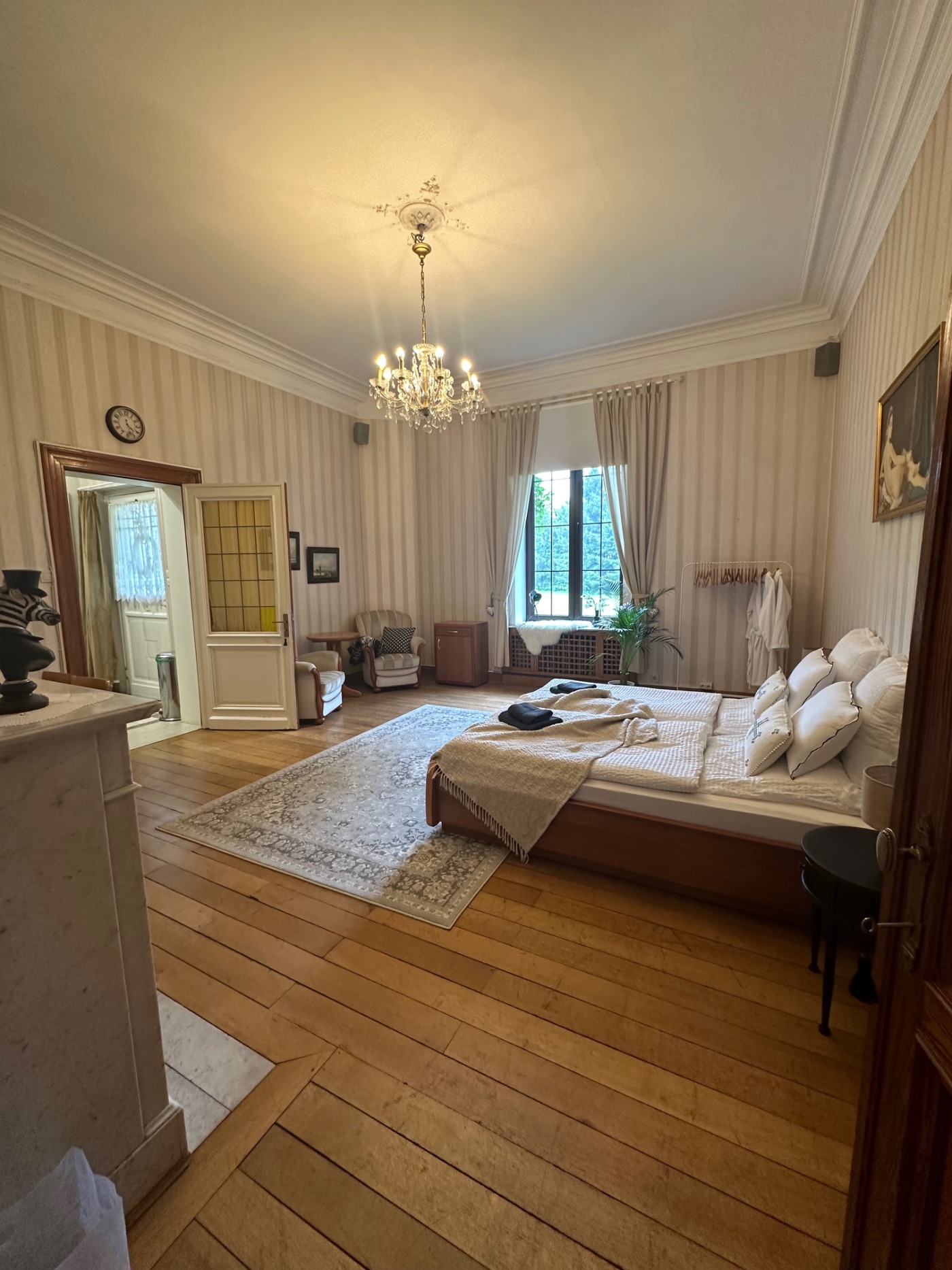 Herrschaftliches Schlafzimmer mit Kronleuchter