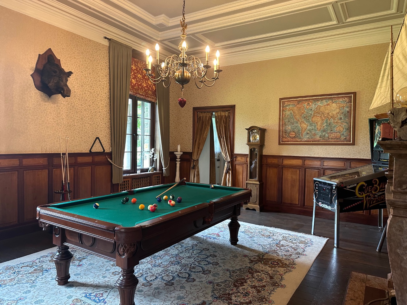 Spielzimmer mit Billardtisch