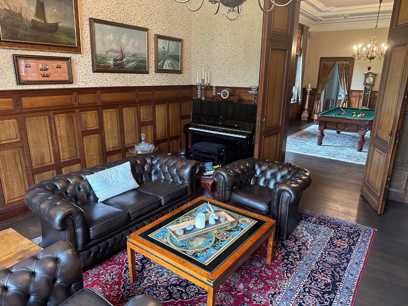Großer Salon mit Marmorkamin