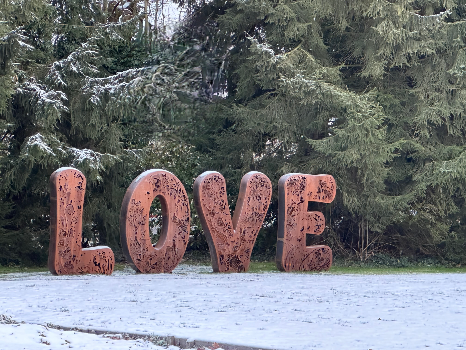 Das große LOVE-Zeichen im verschneiten Garten
