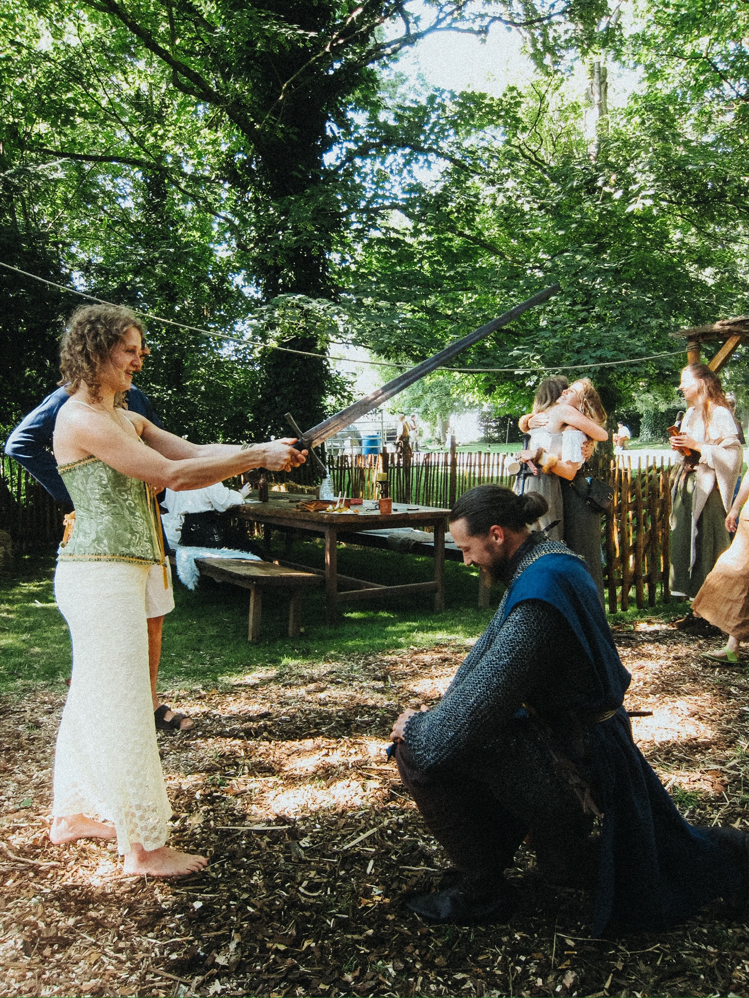 Ritterschlag mit dem Schwert beim Mittelalterfest
