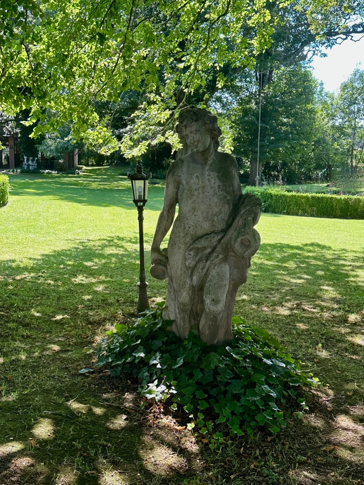 Gartenfigur im Park