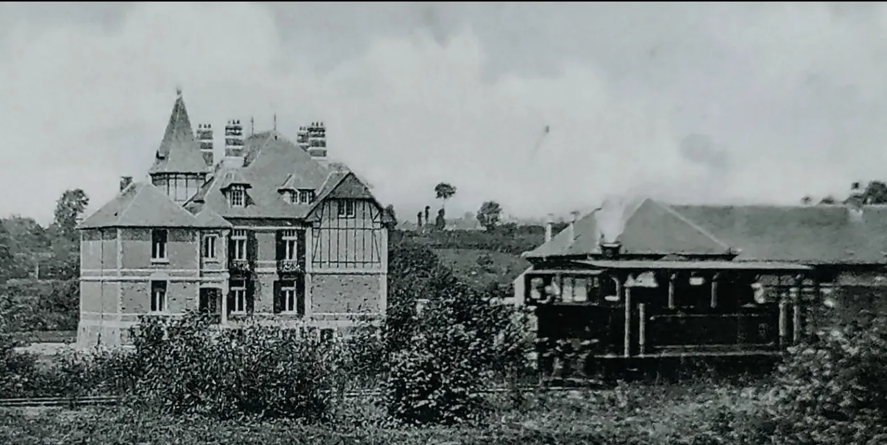 Historische Aufnahme des Schlosses mit dem Vicinal, um 1913