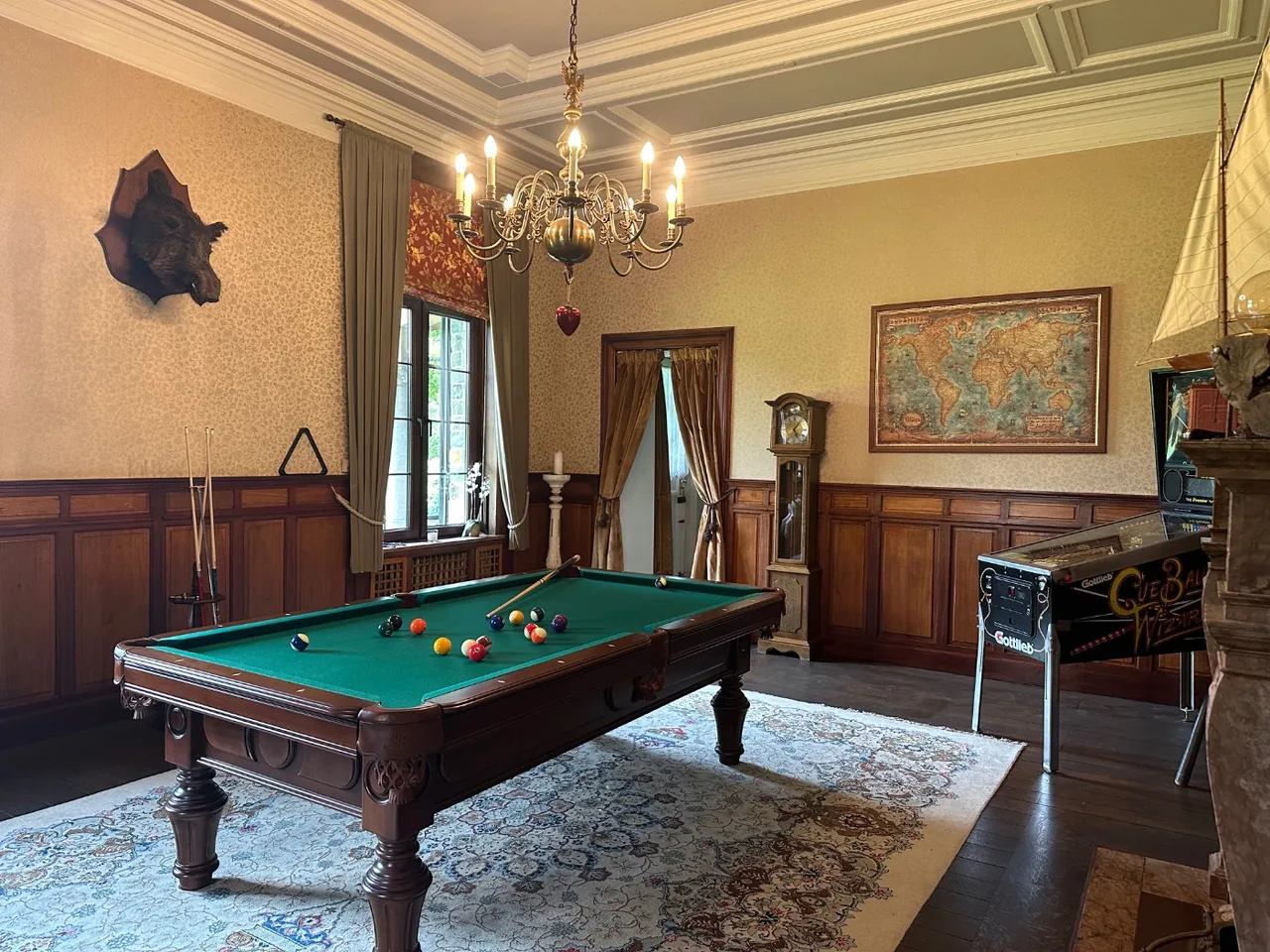 Spielzimmer mit Billardtisch
