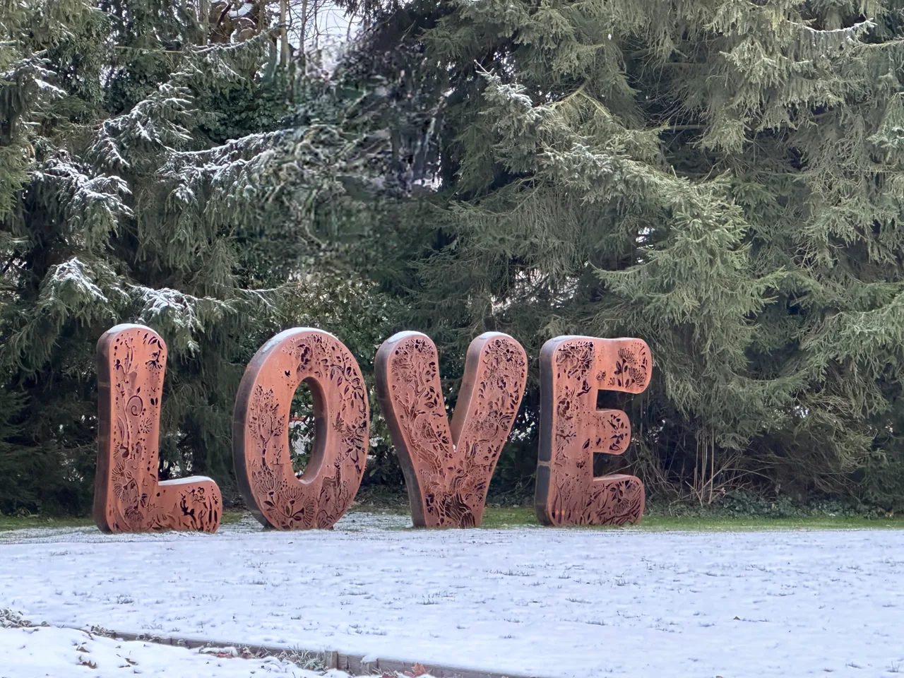 Das große LOVE-Zeichen im verschneiten Garten