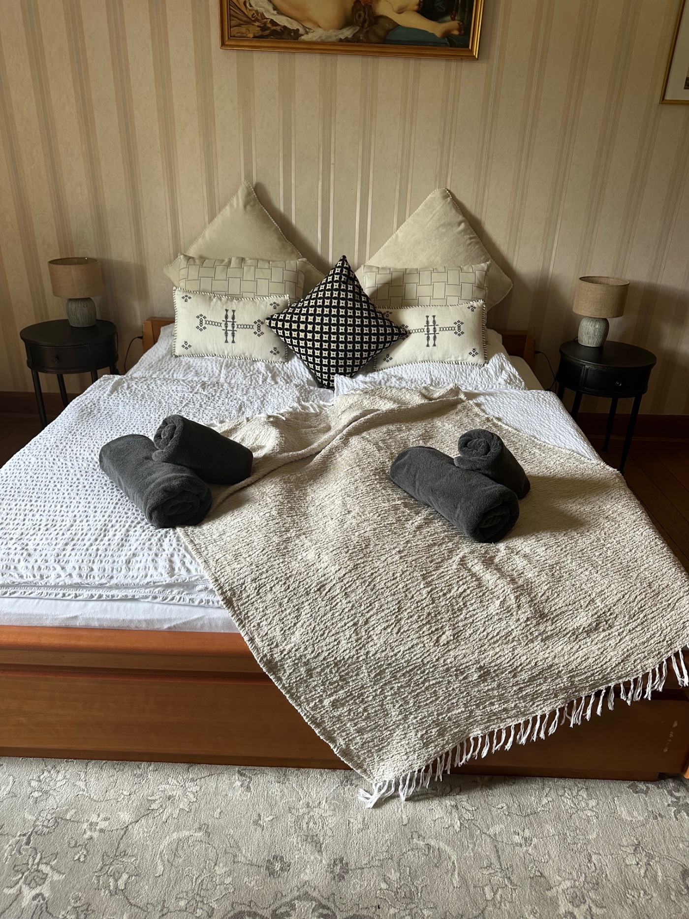 Bett mit Kissen